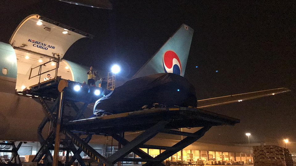 Việc vận chuyển ra nước ngoài bằng đường hàng không sẽ giúp VinFast tiết kiệm thời gian, rút ngắn quá trình kiểm thử sản phẩm, dù chi phí cao hơn nhiều so với vận chuyển bằng đường thủy. (Ảnh: CTV)