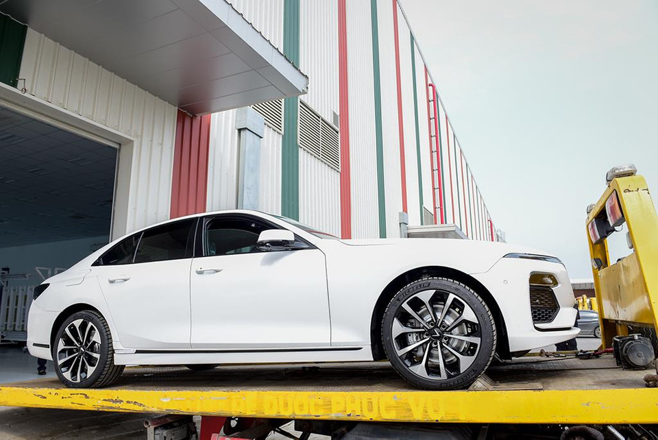 Xe VinFast hoàn thiện đầu tiên được đưa đi thử nghiệm bao gồm cả xe sedan Lux A2.0 và SUV Lux SA2.0. (Ảnh: PV)