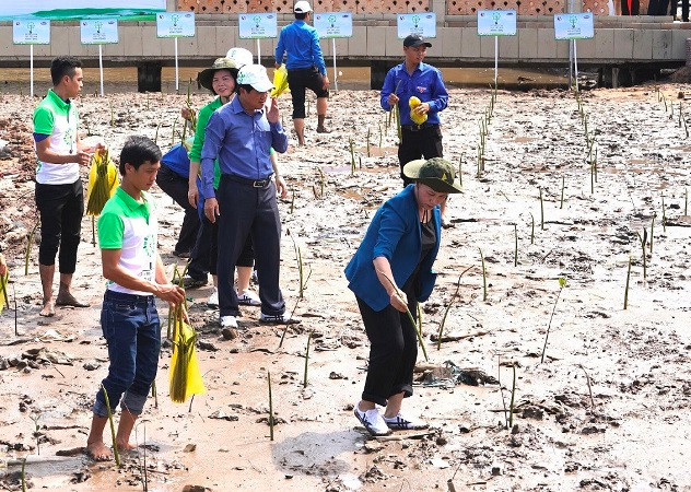 Bà Nguyễn Thị Kim Ngân - Ủy viên Bộ Chính trị, Chủ tịch Quốc hội và các đại biểu trồng cây đước tại xã Đất Mũi. (Ảnh: PV)