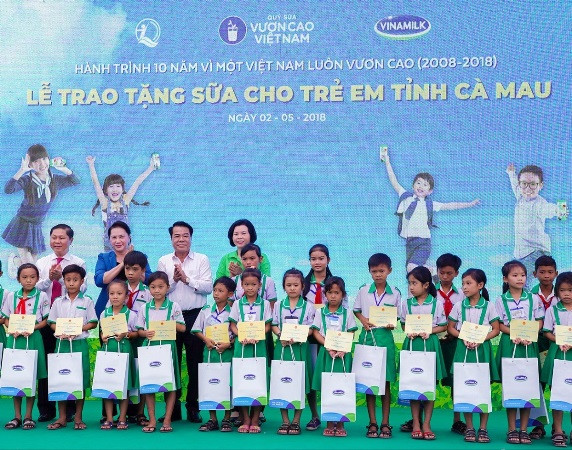 Các đại biểu trao học bổng và quà cho các em học sinh. (Ảnh: PV)