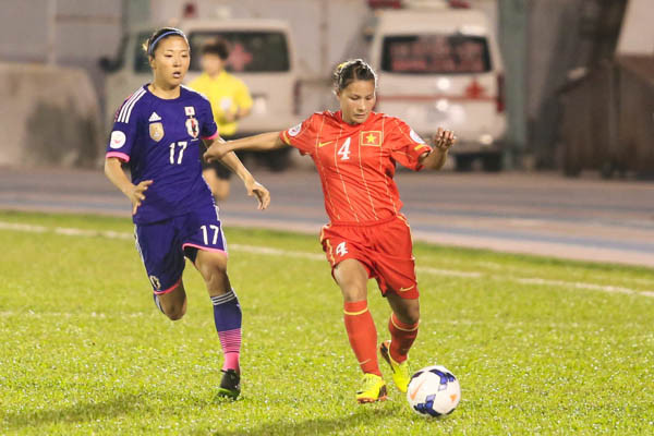 Tuyển Việt Nam không có nhiều cơ hội khi đối thủ đã kiểm soát quá tốt khu trung tâm. (Ảnh: Minh Chiến/Vietnam+)