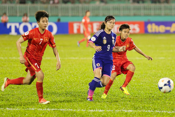 Cầu thủ mang áo số 9 là một trong những cái tên chơi tốt nhất trận này với một cú đúp. (Ảnh: Minh Chiến/Vietnam+)