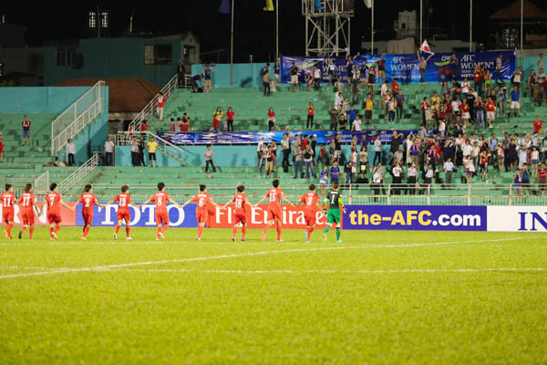 Tuyển nữ Việt Nam cảm ơn người hâm mộ sau trận đấu. (Ảnh: Minh Chiến/Vietnam+)