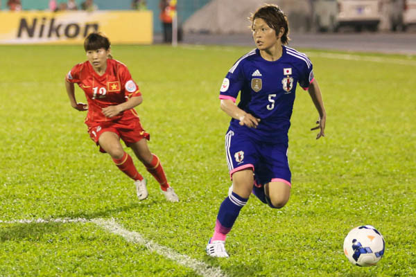 Tuyển Nhật nỗ lực tấn công suốt hiệp một. (Ảnh: Minh Chiến/Vietnam+)