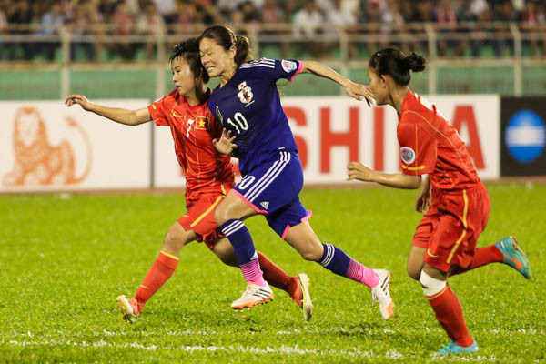 Nhưng hàng thủ Việt Nam đã thi đấu kiên cường trong hiệp một. (Ảnh: Minh Chiến/Vietnam+)