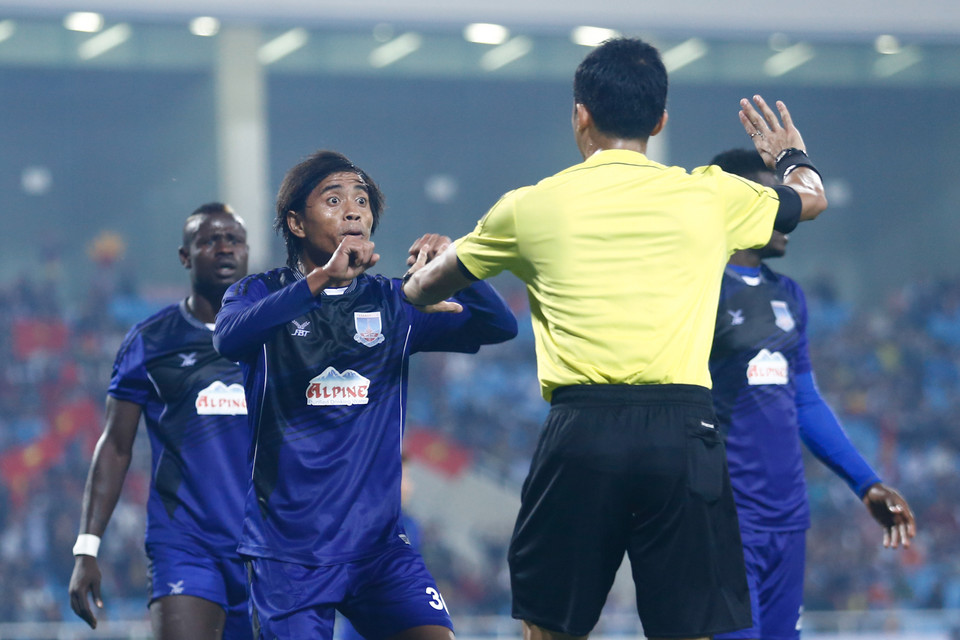 Chỉ 6 phút sau, Merlo tái lập thế quân bình nhờ một quả phạt đền. (Ảnh: Minh Chiến/Vietnam+)