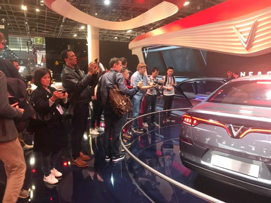 Gian hàng của VinFast tiếp tục thu hút khách quốc tế không kém 2 ngày đầu tiên dành cho báo giới. (Ảnh: CTV)