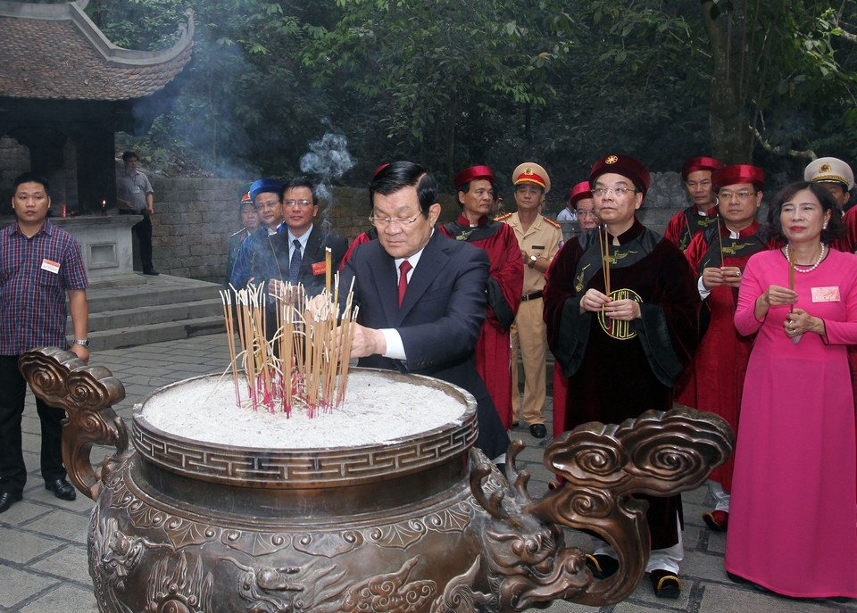 Chủ tịch nước Trương Tấn Sang dâng hương tại Đền Giếng.