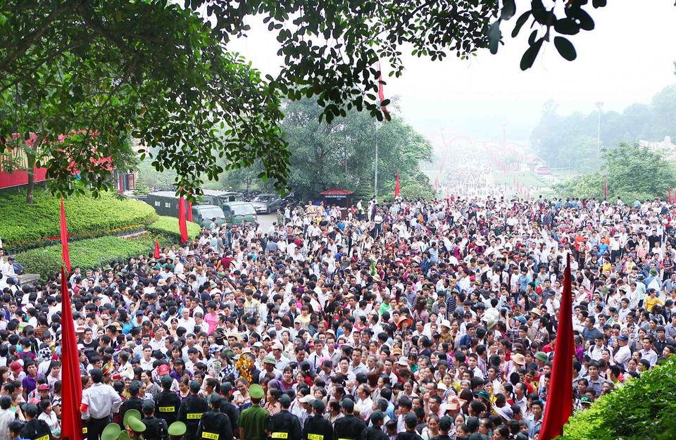 Đông đảo nhân dân và du khách thập phương về dâng hương trong ngày giỗ Tổ Hùng Vương.