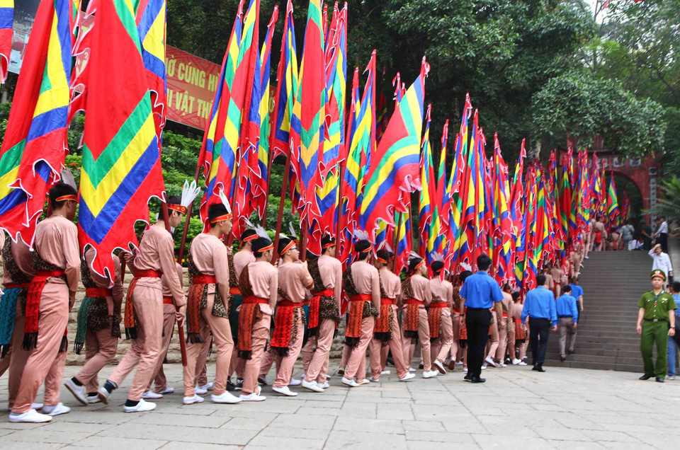 Đoàn con lạc, cháu hồng trong ngày dâng hương giỗ Tổ Hùng Vương.