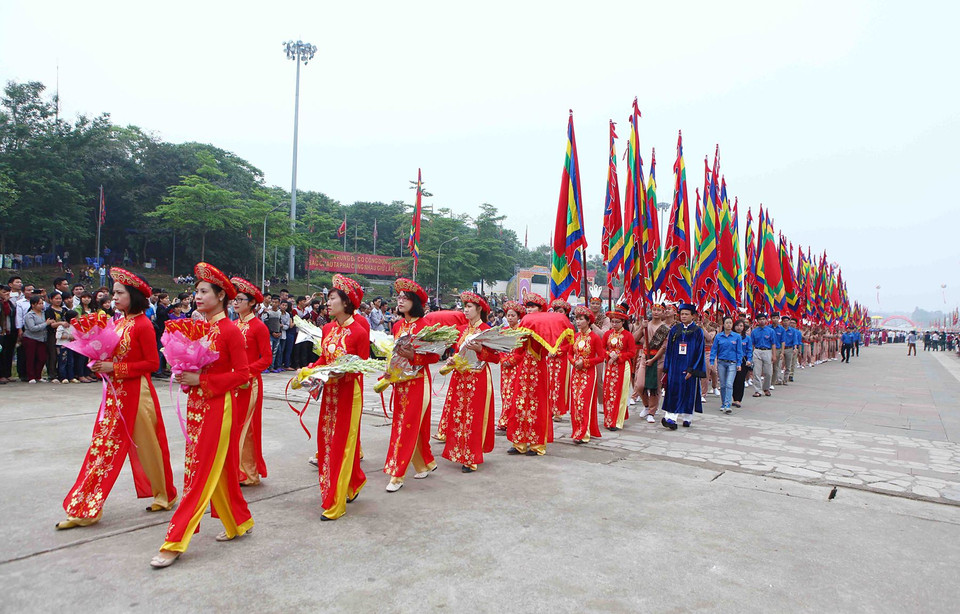 Đoàn hành lễ dâng hương giỗ Tổ Hùng Vương tiến về khu Di tích lịch sử Đền Hùng tại núi Nghĩa Lĩnh.