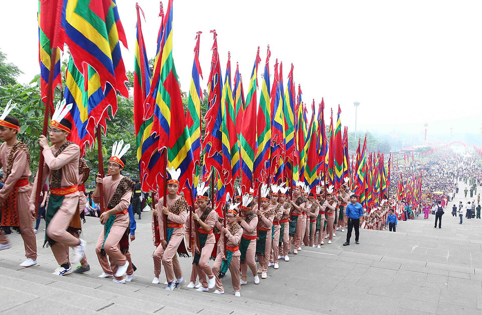 Đoàn con lạc, cháu hồng trong ngày dâng hương giỗ Tổ Hùng Vương.