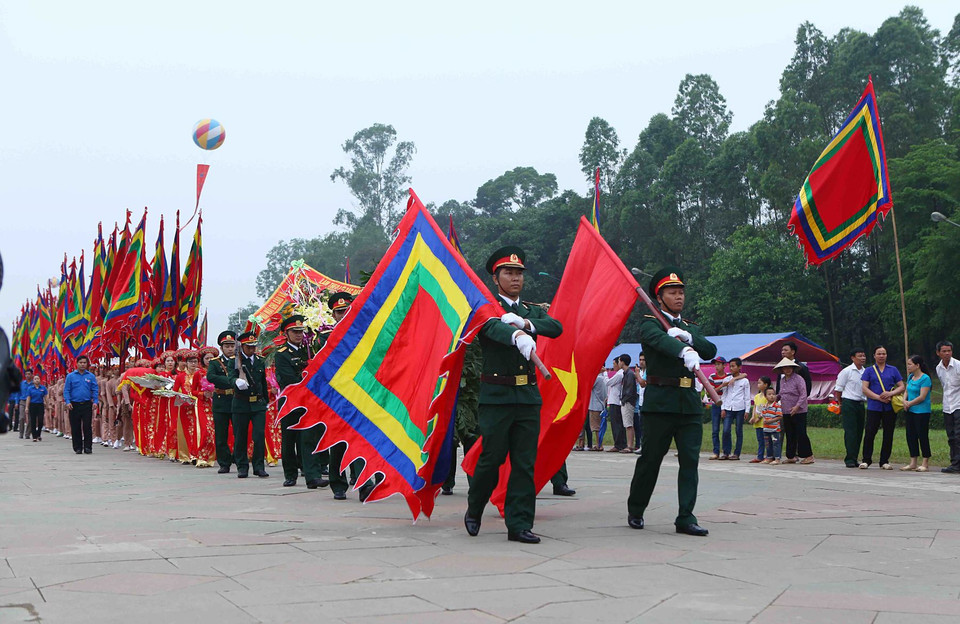 Đoàn hành lễ dâng hương giỗ Tổ Hùng Vương tiến về khu Di tích lịch sử Đền Hùng tại núi Nghĩa Lĩnh.