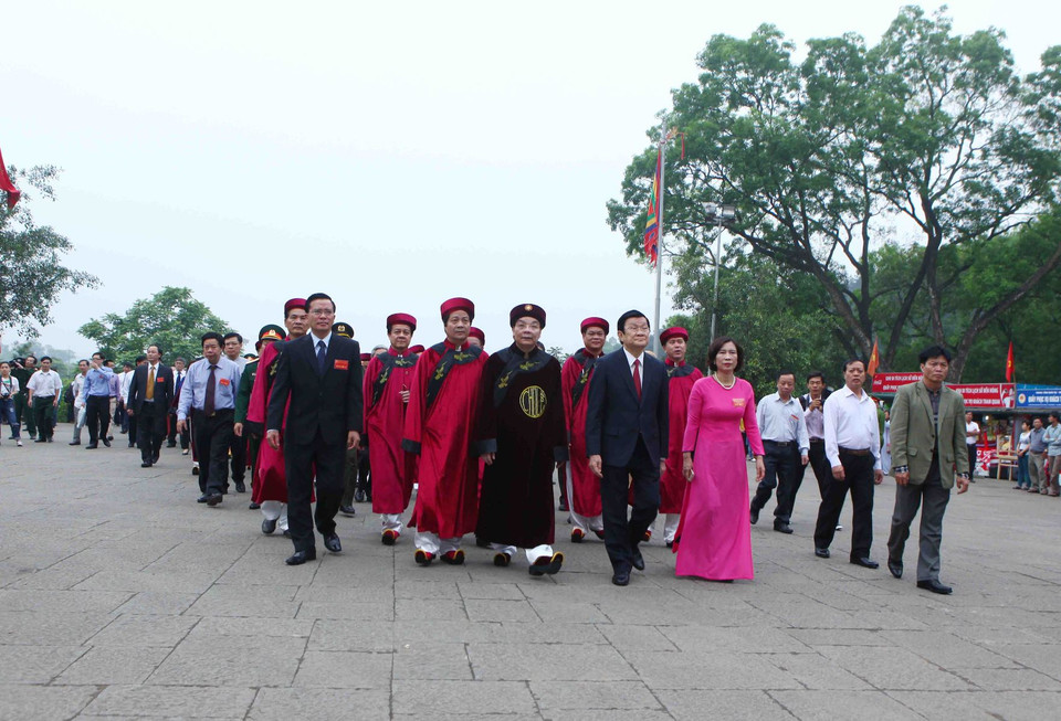 Chủ tịch nước Trương Tấn Sang cùng các đại biểu dự lễ dâng hương giỗ Tổ Hùng Vương.