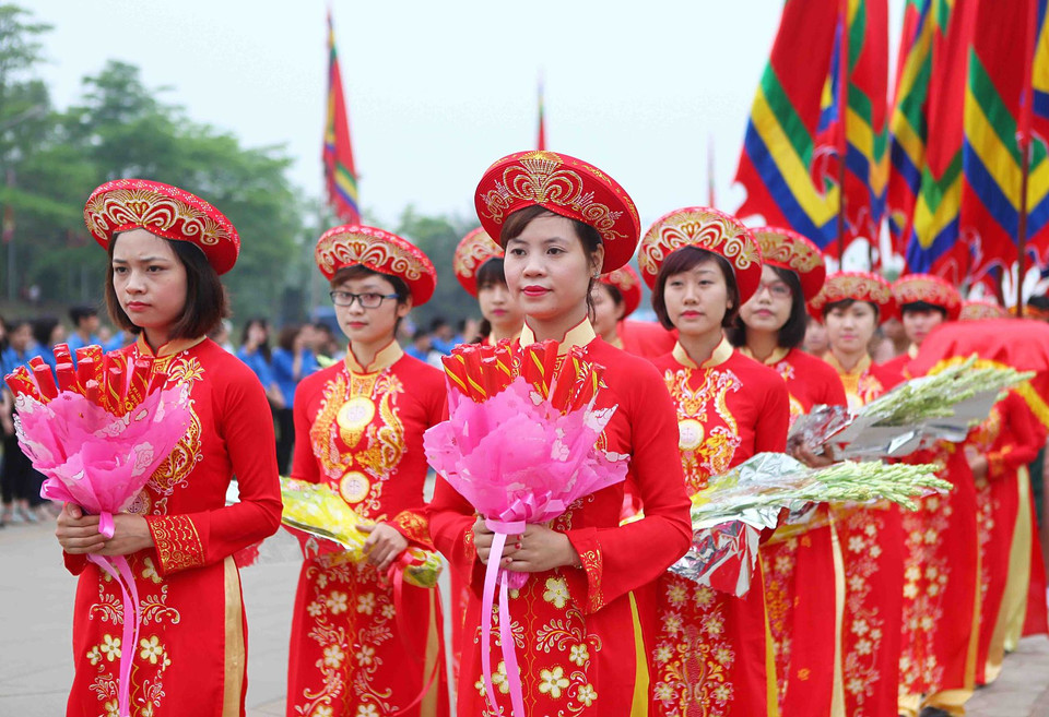 Dâng hương, hoa và lễ lên các Vua Hùng trong ngày giỗ Tổ Hùng Vương.