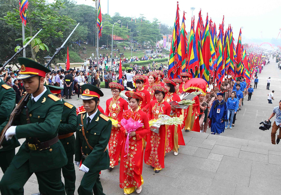 Đoàn hành lễ dâng hương giỗ Tổ Hùng Vương tiến về khu Di tích lịch sử Đền Hùng tại núi Nghĩa Lĩnh.