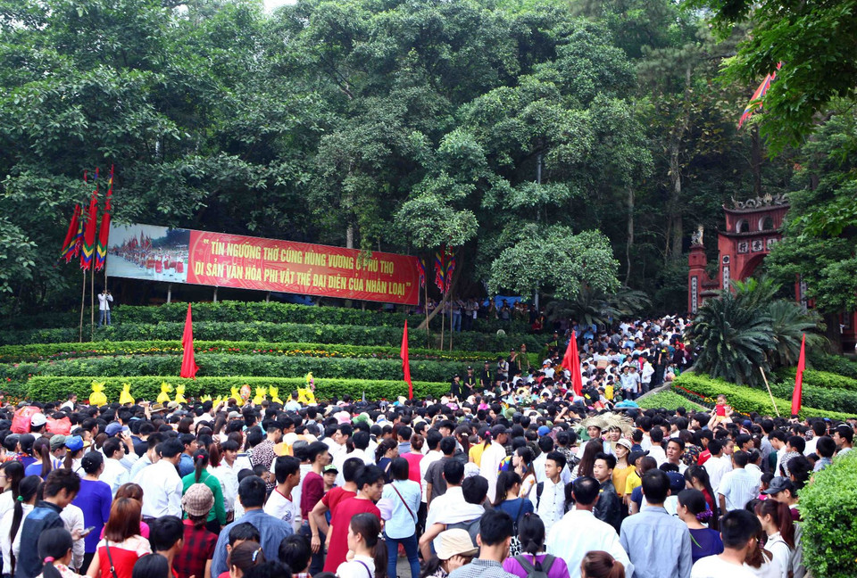 Đông đảo nhân dân và du khách thập phương về dâng hương trong ngày giỗ Tổ Hùng Vương