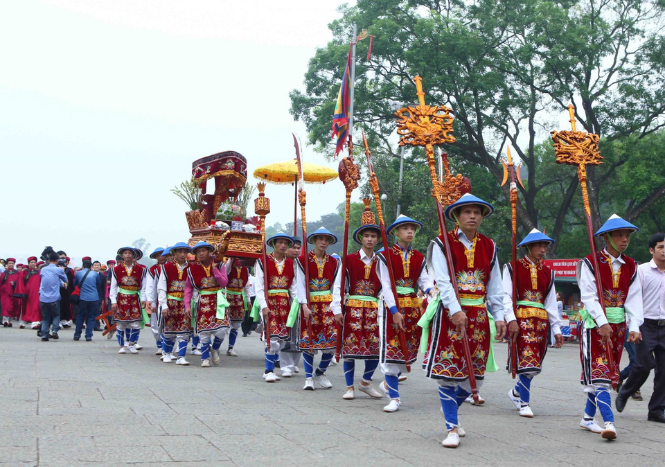 Rước kiệu lên Đền Hùng trong ngày giỗ Tổ Hùng Vương.