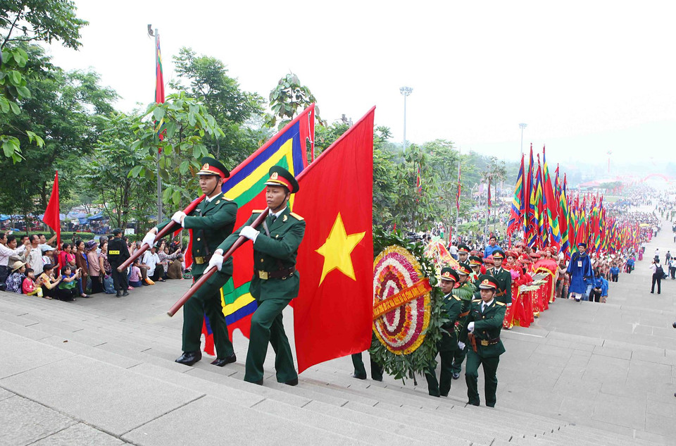 Đoàn hành lễ dâng hương giỗ Tổ Hùng Vương tiến về khu Di tích lịch sử Đền Hùng tại núi Nghĩa Lĩnh.