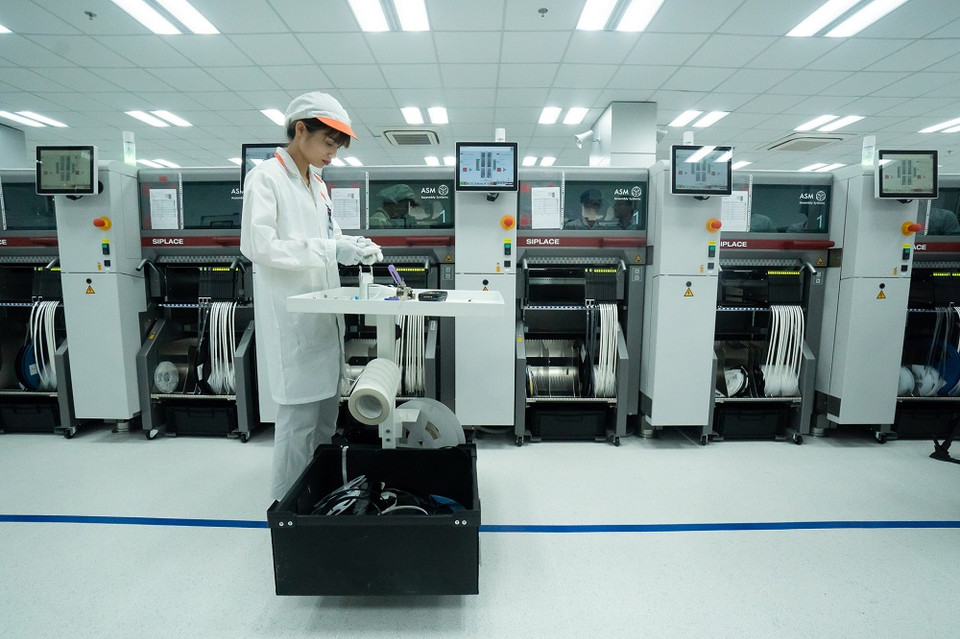 Dây truyền gắn linh kiện điện tự động tại nhà máy Vsmart. (Ảnh: PV)
