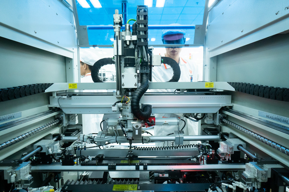 Hệ thống máy tự động gia công các linh kiện điện thoại tinh vi với độ chuẩn xác cao. (Ảnh: PV)