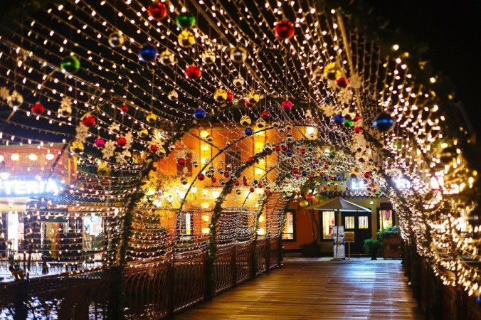 Rảo bước trên cây cầu giao thoa được lấp đầy bằng màu sắc, ánh sáng xa xa là “phông nền” của Hội An thu nhỏ. (Ảnh: CTV)