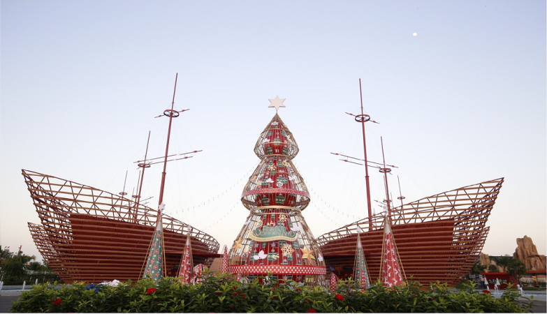 Cây thông Đèn lồng rực rỡ giữa Quảng trường cổng Vinpearl Land Nam Hội An, mang đến không khí đón mừng năm mới đặc sắc bậc nhất. (Ảnh: CTV)