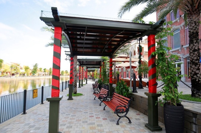 Tản bộ ở phố Âu ngợp sắc đỏ mùa lễ hội vẫn có thể tranh thủ ngắm nhìn phố cổ quê hương bên kia sông. (Ảnh: CTV)