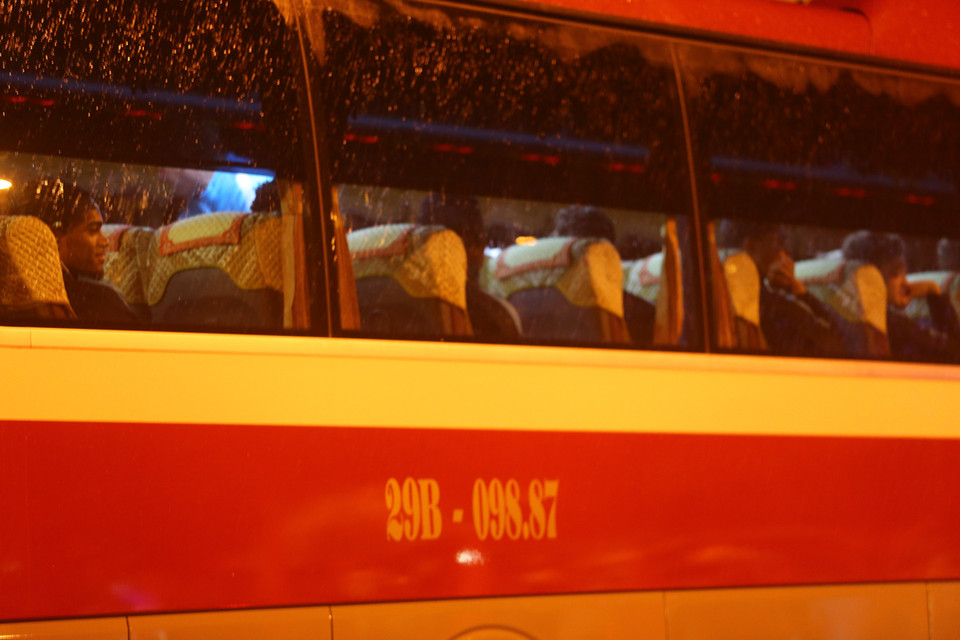 Dù đã rất kiên nhẫn chờ đợi, người hâm mộ vẫn không gặp được các thần tượng. (Ảnh: Minh Chiến/Vietnam+)