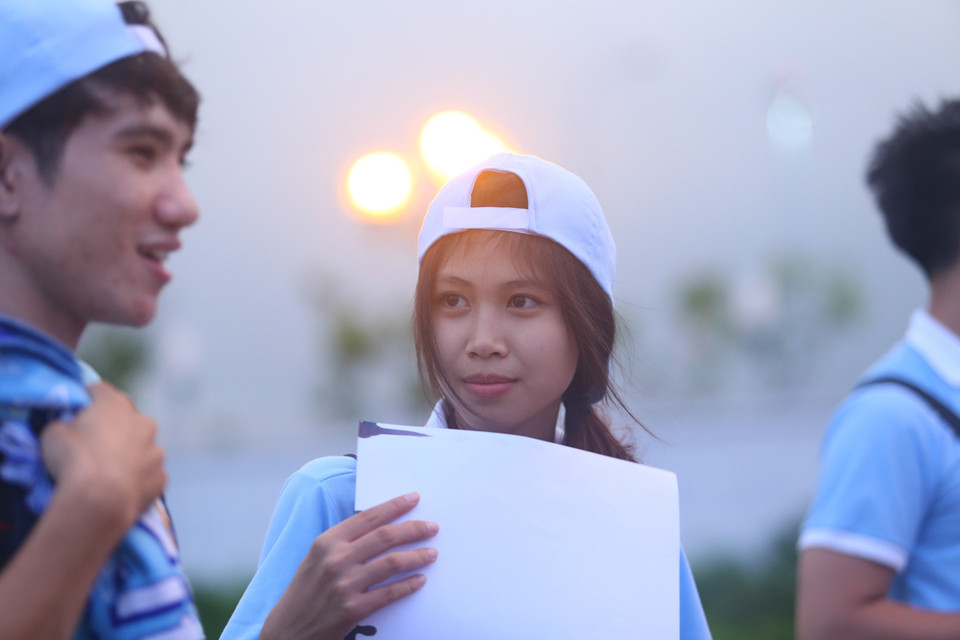 Nhiều sinh viên từ Đại học ngoại ngữ cũng có mặt chờ đội bóng Anh quốc. (Ảnh: Minh Chiến/Vietnam+)