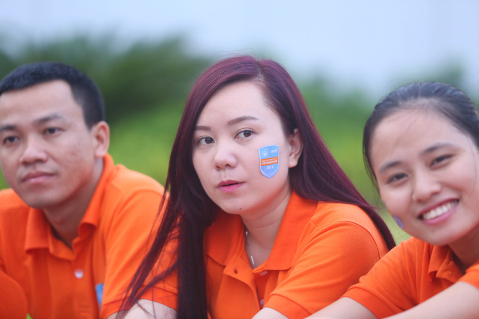 Cùng với hội cổ động viên, đối tác SHB cũng huy động nhiều tình nguyện viên tham gia sự kiện. (Ảnh: Minh Chiến/Vietnam+)