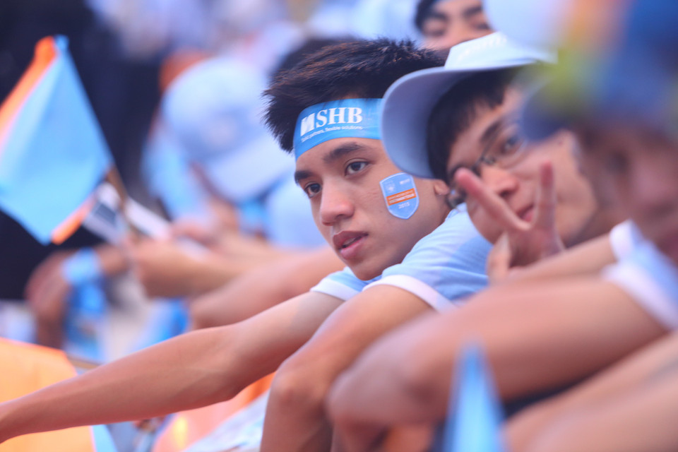 Sự sốt ruột thể hiện rõ trên khuôn mặt anh chàng này sau nhiều giờ chờ đợi. (Ảnh: Minh Chiến/Vietnam+)