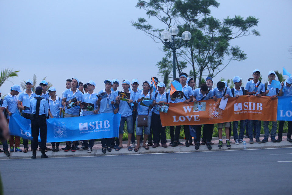 Hơn 200 cổ động viên là số lượng người đón Manchester City hôm nay. (Ảnh: Minh Chiến/Vietnam+)
