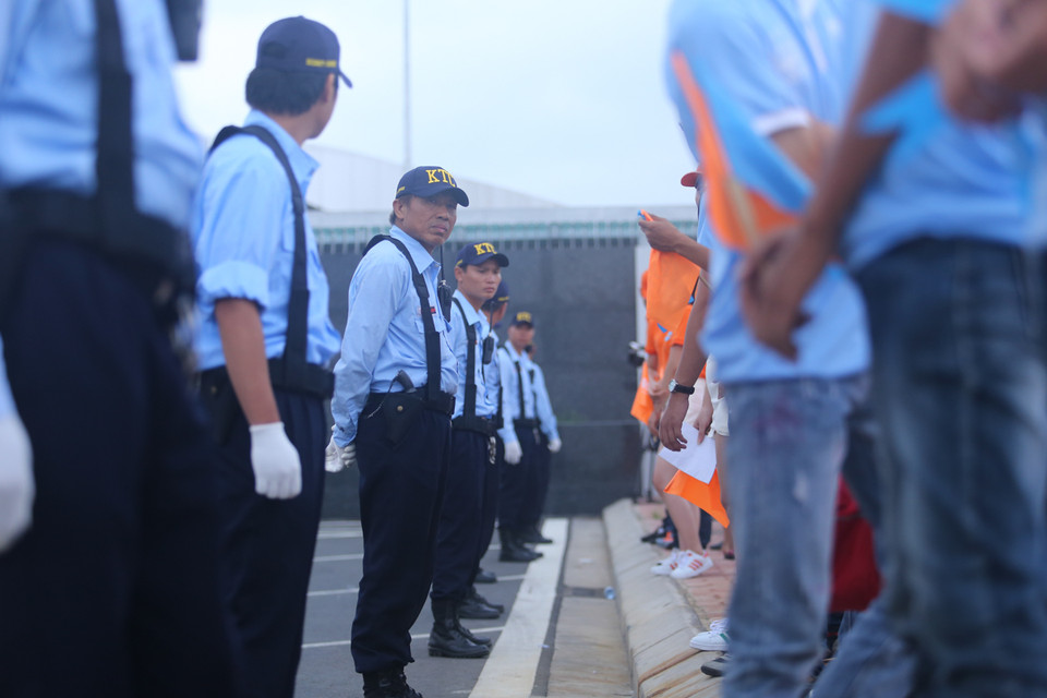 Trước đó, cổ động viên áo xanh đã tới Nội Bài từ hơn 16 giờ chiều. (Ảnh: Minh Chiến/Vietnam+)