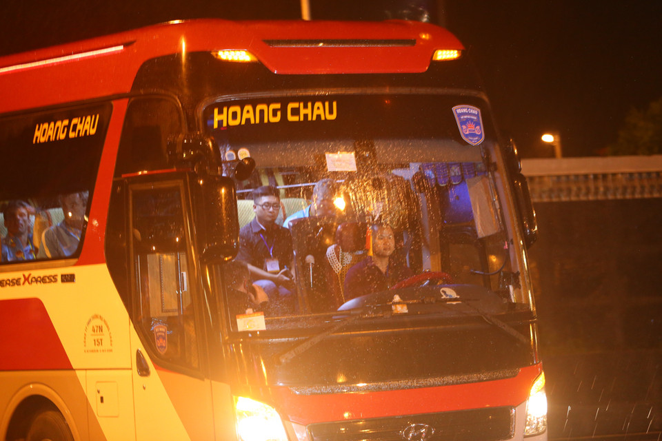 Họ rời khỏi khu VIP - vốn không cho các cổ động viên vào, lên xe phóng thẳng về khách sạn. (Ảnh: Minh Chiến/Vietnam+)
