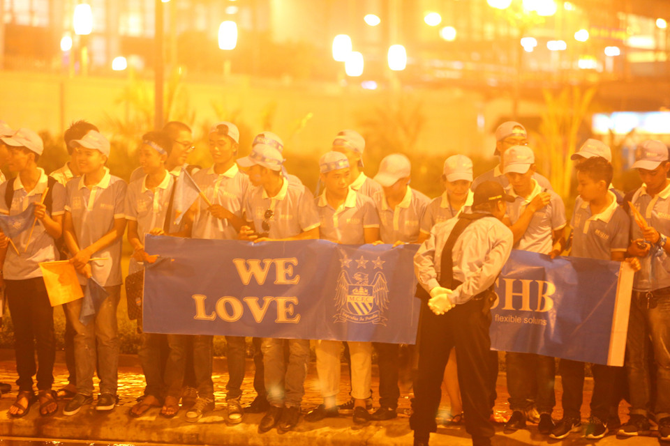 Đội mưa đứng suốt mấy tiếng, cổ động viên vẫn không được gặp David Silva và các đồng đội. (Ảnh: Minh Chiến/Vietnam+)