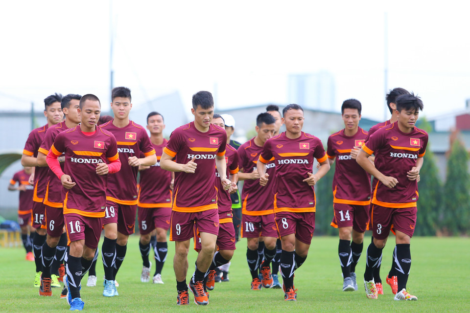 Tuyển Việt Nam đã bắt đầu ba ngày tập luyện vào sáng nay tại sân Trung tâm đào tạo trẻ Liên đoàn bóng đá Việt Nam. (Ảnh: Minh Chiến/Vietnam+) Huấn luyện viên Toshiya Miura đã “bế quan” toàn diện khi xếp 3/4 buổi tập của tuyển Việt Nam là tập kín. Ngay trong buổi tập đầu tiên, ông thầy người Nhật đã thắt chặt an ninh và nỗ lực bảo mật thông tin. Tuyển Việt Nam sẽ tập bốn buổi: hai buổi hôm nay, một buổi ngày mai và một buổi tập nhẹ sáng ngày 27/7 - 10 tiếng trước giờ thi đấu với Manchester City. Trong bốn buổi tập ấy, chỉ buổi tập chiều mai mở cửa cho báo giới và người hâm mộ./.