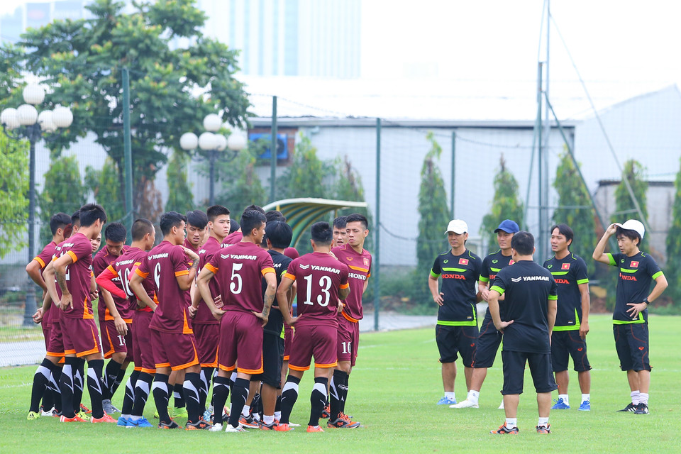 Tuyển Việt Nam đã bắt đầu ba ngày tập luyện vào sáng nay tại sân Trung tâm đào tạo trẻ Liên đoàn bóng đá Việt Nam. (Ảnh: Minh Chiến/Vietnam+)