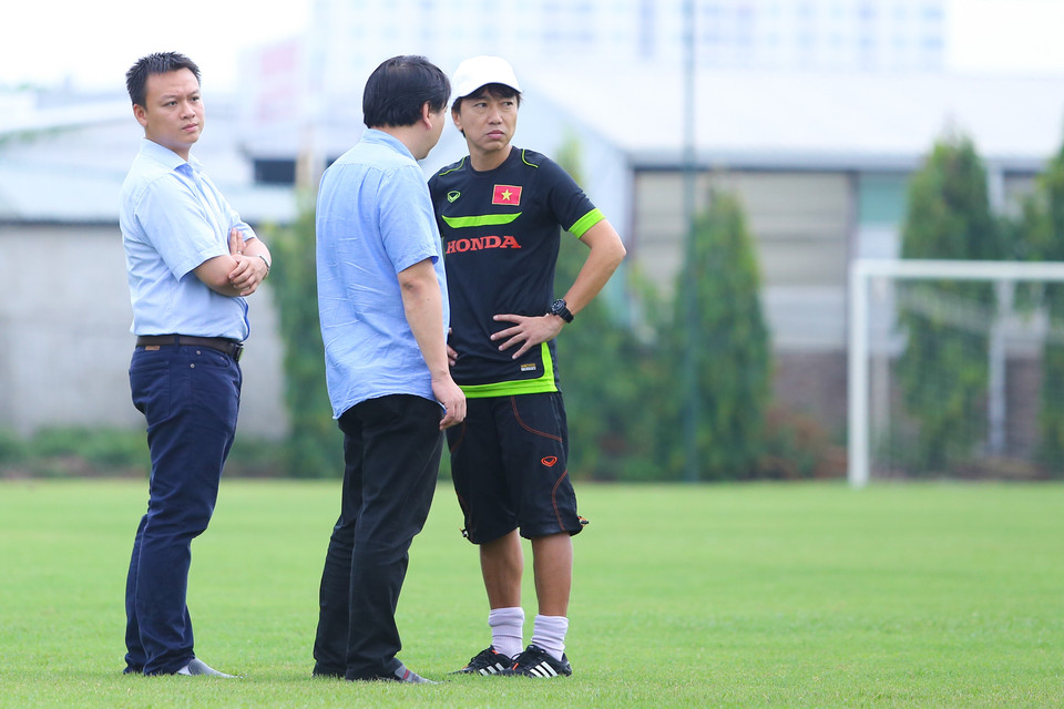 Tổng thư ký Liên đoàn bóng đá Việt Nam Lê Hoài Anh (giữa) là quan chức cấp cao duy nhất có mặt ở sân tập sáng nay. (Ảnh: Minh Chiến/Vietnam+)