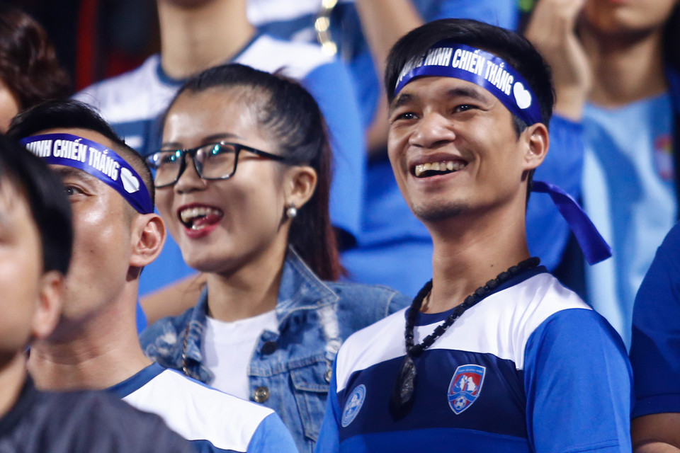 Lệ Rơi (phải) là nhân vật đã bất ngờ trở nên nổi tiếng trong cộng đồng mạng nhờ những đoạn clip nhạc trên mạng. (Ảnh: Minh Chiến/Vietnam+) Hiện tượng gây xôn xao cộng đồng mạng năm 2014 Lệ Rơi là một trong số những cổ động viên Than Quảng Ninh trên sân Hàng Đẫy tại vòng mở màn V-League 2017 diễn ra tối qua (7/1)./.