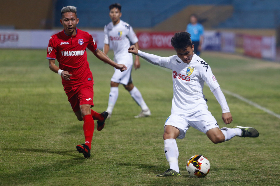 Nhân vật chính trên sân tối qua là tiền vệ trẻ Quang Hải (áo trắng) - chủ nhân của một cú đúp. (Ảnh: Minh Chiến/Vietnam+)