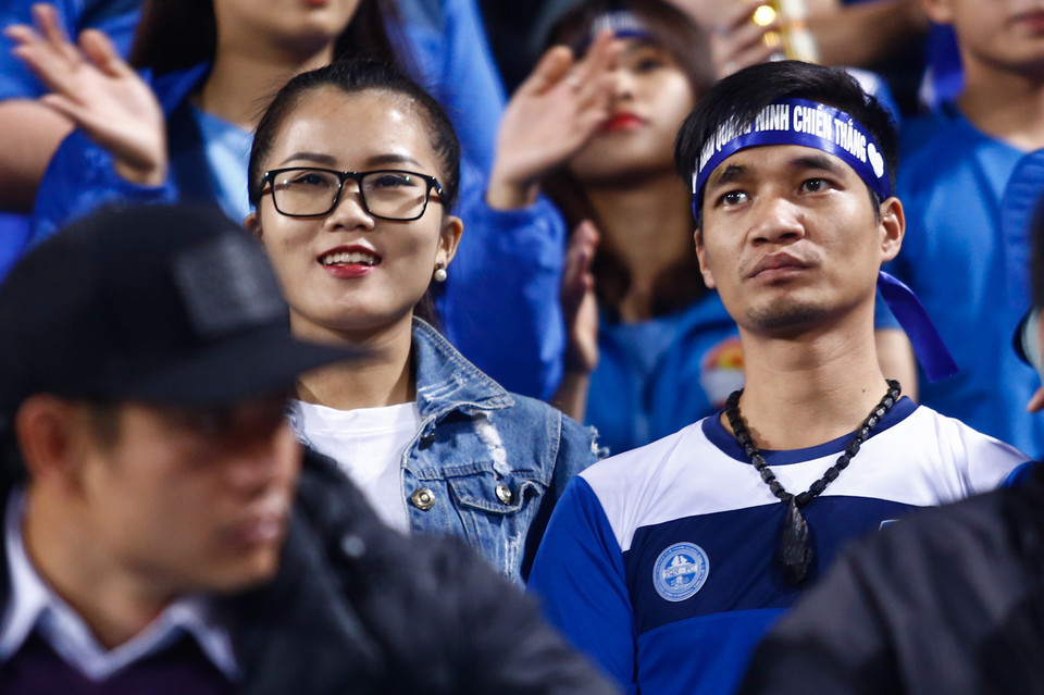 Bất ngờ xuất hiện tại Hàng Đẫy tối qua, Lệ Rơi cho biết anh hâm mộ lối chơi của Than Quảng Ninh dù đội bóng này phải nhận thất bại 2-3 trước Hà Nội. (Ảnh: Minh Chiến/Vietnam+)