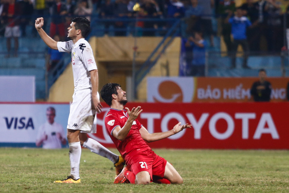Tâm điểm của trận đấu là tình huống ở phút 90. Ngoại binh Jardel Capistrano của Than Quảng Ninh (áo đỏ) tỏ thái độ khi cho rằng trọng tài Nguyễn Đức Vũ đã từ chối một quả phạt đền của họ. (Ảnh: Minh Chiến/Vietnam+)