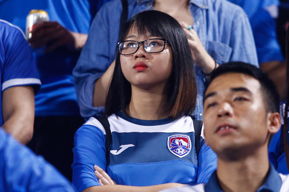 Chung tâm trạng với Lệ Rơi, nhiều cổ động viên Than Quảng Ninh cũng không giấu được sự buồn bã khi đội bóng chịu thua đương kim vô địch. (Ảnh: Minh Chiến/Vietnam+)