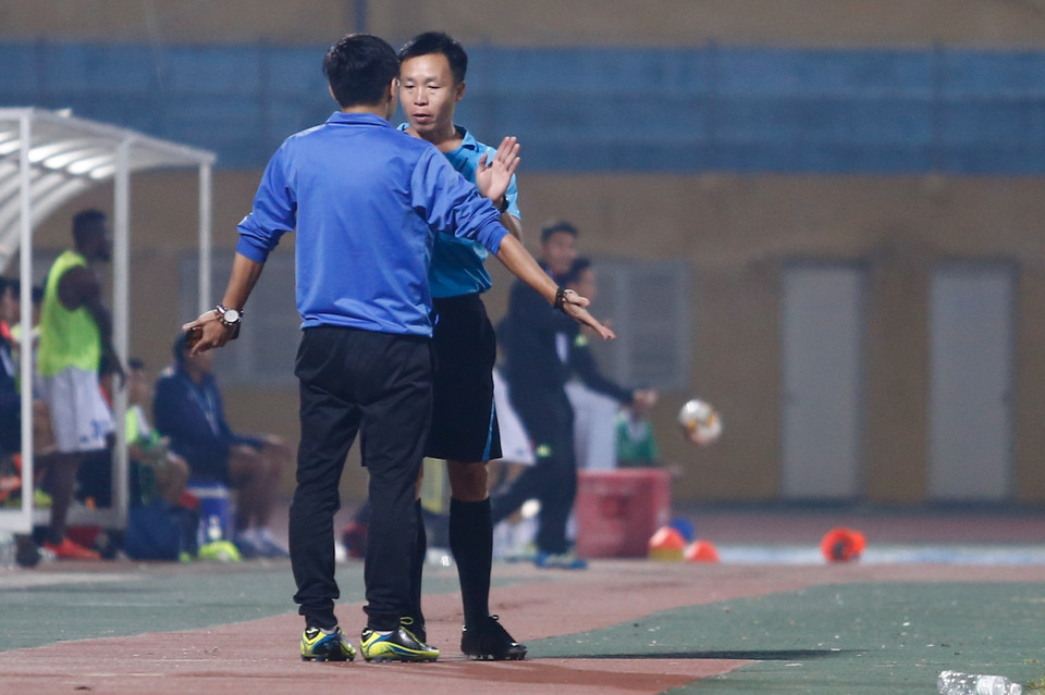 Ngay vòng khai mạc, trọng tài đã trở thành tâm điểm gây tranh cãi của V-League. (Ảnh: Minh Chiến/Vietnam+)