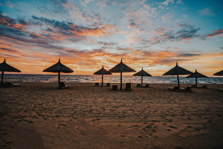 Hoàng hôn dần buông trên bãi cát thơ mộng. (Ảnh: CTV)