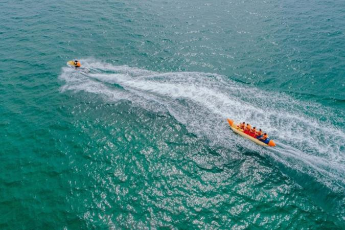 Bên cạnh đó là một loạt những môn thể thao dưới nước như chèo thuyền kayak, lướt moto trên biển… (Ảnh: CTV)