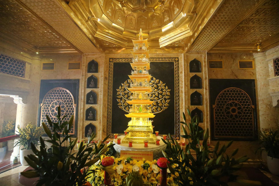 … và lên tới đỉnh thiêng Fansipan du ngoạn trong cõi Phật qua những công trình tâm linh đẹp ngoạn mục, chiêm bái xá lợi Phật trong lòng Đại tượng Phật A di đà cao nhất Việt Nam, để cầu an cho năm mới thuận hòa, suôn sẻ… (Ảnh: CTV)