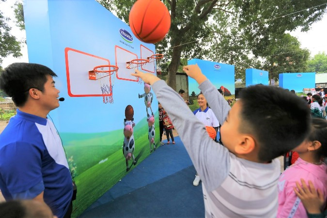 Những trò chơi vui nhộn đã làm cho không khí buổi Lễ trao sữa càng thêm sôi động. (Ảnh: Xuân Phú, Mạnh Dũng)