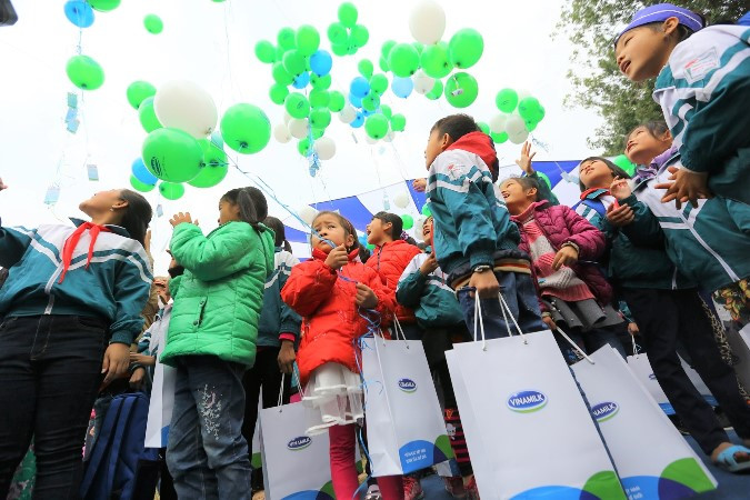  Các em học sinh gửi những ước mơ của mình vào những chùm bong bóng nhiều màu sắc được thả lên trời trong buổi Lễ trao sữa. (Ảnh: Xuân Phú, Mạnh Dũng)